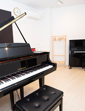 全室新品のグランドピアノを導入